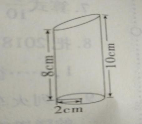 一个圆柱斜切一刀，下半截就变成了下面这样的一个立体图形，试算出这个立